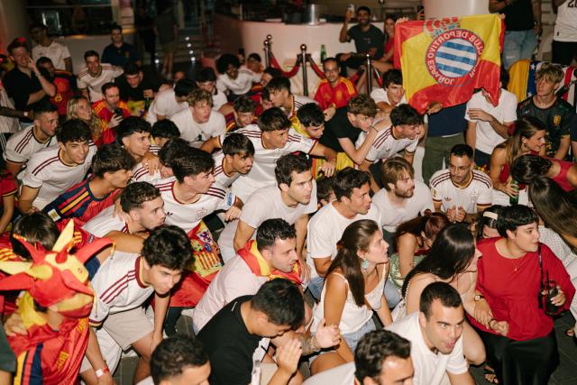 (260711) -- BARCELONA, July 11, 2026 (Xinhua) -- Spanish fans watch the live broadcast of the 2026 FIFA World Cup quarterfinal match between Spain and Belgium in Barcelona, Spain, July 10, 2026. (Photo by Joan Gosa/Xinhua)