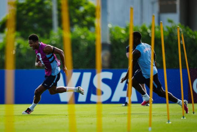 (260711) -- MIAMI, July 11, 2026 (Xinhua) -- Jude Bellingham (L) of England attends a training session ahead of the quarterfinal between England and Norway at the 2026 FIFA World Cup in Miami, the United States, on July 10, 2026. (Xinhua/Jia Haocheng)