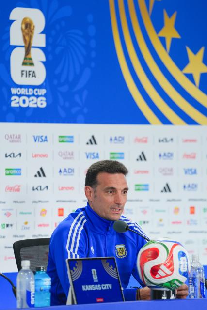 (260711) -- KANSAS CITY, July 11, 2026 (Xinhua) -- Lionel Scaloni, head coach of Argentina, attends a press conference ahead of the quarterfinal between Argentina and Switzerland at the 2026 FIFA World Cup in Kansas City, the United States, on July 10, 2026. (Xinhua/Xu Chang)