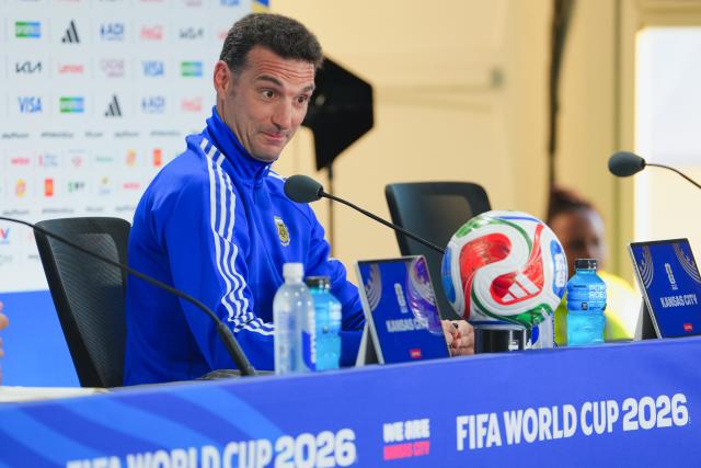 (260711) -- KANSAS CITY, July 11, 2026 (Xinhua) -- Lionel Scaloni, head coach of Argentina, attends a press conference ahead of the quarterfinal between Argentina and Switzerland at the 2026 FIFA World Cup in Kansas City, the United States, on July 10, 2026. (Xinhua/Xu Chang)