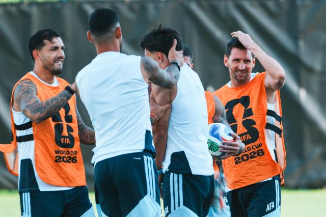 (260711) -- KANSAS CITY, July 11, 2026 (Xinhua) -- Lionel Messi (1st R) of Argentina attends a training session ahead of the quarterfinal between Argentina and Switzerland at the 2026 FIFA World Cup in Kansas City, the United States, on July 10, 2026. (Xinhua/Xu Chang)