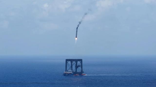 (260711) -- BEIJING, July 11, 2026 (Xinhua) -- This drone photo taken on July 10, 2026 shows the successful capture of the returned first stage of Long March-10B carrier rocket on a seaborne platform via a net-capture system.
  China successfully launched the Long March-10B carrier rocket at the Hainan commercial spacecraft launch site in south China's Hainan Province on Friday, achieving its first-ever controlled recovery of a carrier rocket's first stage. (Xinhua/Xing Guangli)