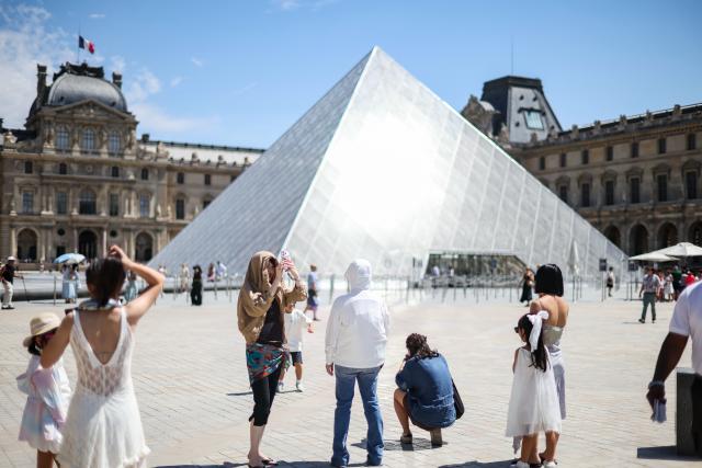 (260711) -- BEIJING, July 11, 2026 (Xinhua) -- Visitors are seen near the Louvre Museum during the heatwave in Paris, France, July 10, 2026.
  The Louvre Museum announced on Thursday that it will close two hours earlier than usual from Friday through next Monday as France braces for another heatwave. (Xinhua/Wu Huiwo)