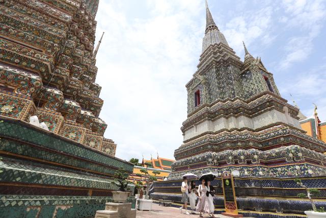 (260711) -- BEIJING, July 11, 2026 (Xinhua) -- Tourists visit the Wat Pho temple in Bangkok, Thailand, July 10, 2026.
  Wat Pho temple is one of the most magnificent Buddhist temple complexes in Bangkok. (Xinhua/Rachen Sageamsak)