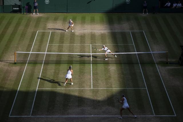 (260711) -- LONDON, July 11, 2026 (Xinhua) -- Jiang Xinyu (R, top)/Xu Yifan (L, top) compete during the women's doubles semi-finals match between Guo Hanyu (China)/Kristina Mladenovic (France) and Jiang Xinyu/Xu Yifan of China at the Wimbledon Tennis Championships in London, Britain, on July 10, 2026. (Photo by Stephen Chung/Xinhua)