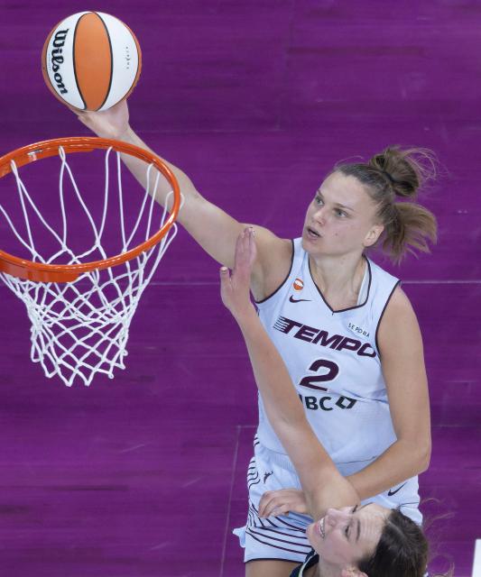 (260711) -- MONTREAL, July 11, 2026 (Xinhua) -- Laura Juskaite (top) of Toronto Tempo goes up for a layup during the 2026 WNBA regular season basketball game between Toronto Tempo and Dallas Wings in Montreal, Canada, on July 10, 2026. (Photo by Zou Zheng/Xinhua)