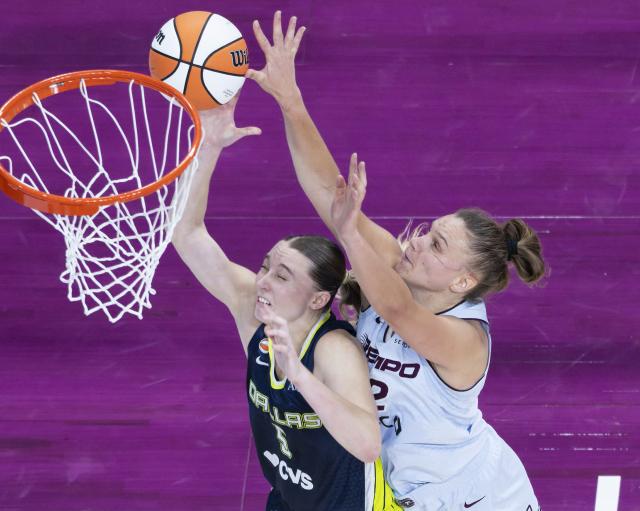 (260711) -- MONTREAL, July 11, 2026 (Xinhua) -- Laura Juskaite (R) of Toronto Tempo vies with Paige Bueckers of Dallas Wings during the 2026 WNBA regular season basketball game between Toronto Tempo and Dallas Wings in Montreal, Canada, on July 10, 2026. (Photo by Zou Zheng/Xinhua)