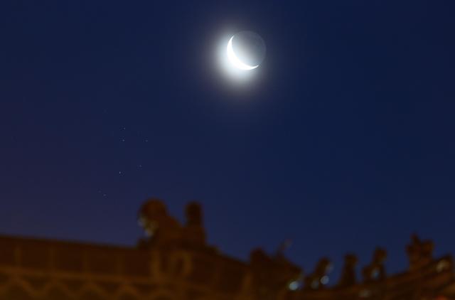 (260711) -- HARBIN, July 11, 2026 (Xinhua) -- This photo taken on July 11, 2026 shows a view of the Pleiades star cluster and a crescent moon in Fujin City, northeast China's Heilongjiang Province. (Photo by Qu Yubao/Xinhua)