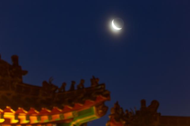 (260711) -- HARBIN, July 11, 2026 (Xinhua) -- This photo taken on July 11, 2026 shows a view of the Pleiades star cluster and a crescent moon in Fujin City, northeast China's Heilongjiang Province. (Photo by Qu Yubao/Xinhua)