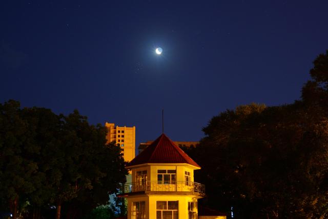 (260711) -- HARBIN, July 11, 2026 (Xinhua) -- This photo taken on July 11, 2026 shows a view of the Pleiades star cluster and a crescent moon in Mudanjiang City, northeast China's Heilongjiang Province. (Photo by Zeng Dong/Xinhua)
