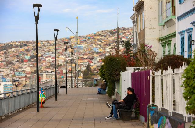 (260711) -- VALPARAISO, July 11, 2026 (Xinhua) -- People enjoy their leisure time on a street in Valparaiso, Chile, July 10, 2026. Valparaiso is one of the country's most important port cities.
   In 2003, the historic quarter of the seaport city of Valparaiso was designated as a World Heritage Site by the United Nations Educational, Scientific and Cultural Organization (UNESCO). (Xinhua/Zhou Jiayi)