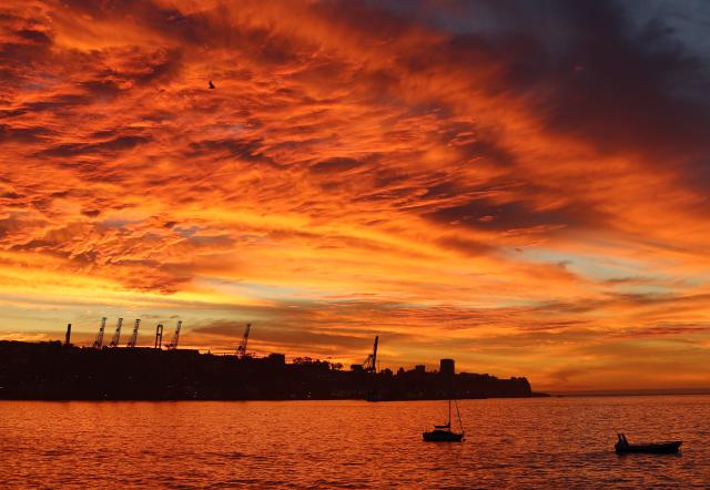 (260711) -- VALPARAISO, July 11, 2026 (Xinhua) -- This photo taken on July 10, 2026 shows a coastal view at sunset in Valparaiso, Chile. Valparaiso is one of the country's most important port cities.
   In 2003, the historic quarter of the seaport city of Valparaiso was designated as a World Heritage Site by the United Nations Educational, Scientific and Cultural Organization (UNESCO). (Xinhua/Zhou Jiayi)