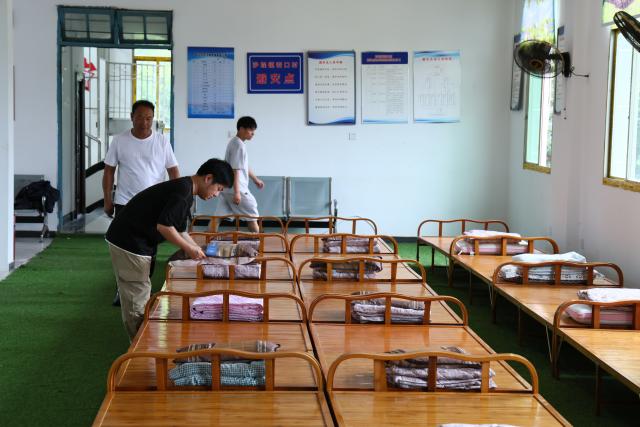 (260711) -- FUDING, July 11, 2026 (Xinhua) -- Village officials make beds at a temporary shelter in Aokou Village of Fuding, southeast China's Fujian Province, July 11, 2026.
  Fujian has maintained its Level II typhoon emergency response and activated a Level III flood control emergency response as Typhoon Bavi nears China's east coast on Saturday.
 Local officials have implemented precautionary measures to prevent the Typhoon Bavi, including evacuating residents and inspecting geological hazard sites. Temporary shelters were fully stocked with supplies and medical resources. (Xinhua/Jiang Kehong)