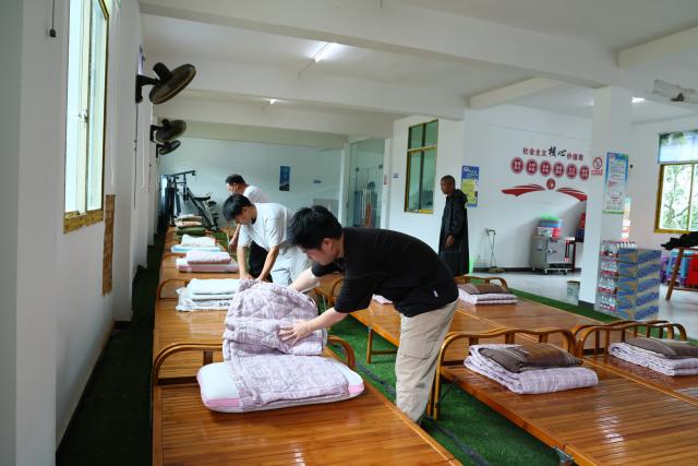(260711) -- FUDING, July 11, 2026 (Xinhua) -- Village officials make beds at a temporary shelter in Aokou Village of Fuding, southeast China's Fujian Province, July 11, 2026.
  Fujian has maintained its Level II typhoon emergency response and activated a Level III flood control emergency response as Typhoon Bavi nears China's east coast on Saturday.
 Local officials have implemented precautionary measures to prevent the Typhoon Bavi, including evacuating residents and inspecting geological hazard sites. Temporary shelters were fully stocked with supplies and medical resources. (Xinhua/Jiang Kehong)
