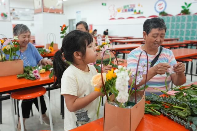 (260711) -- BEIJING, July 11, 2026 (Xinhua) -- A little kid joins a flower arranging activity with family members at a temporary shelter in Miyun District in Beijing, capital of China, July 11, 2026.
  Beijing is still under a Level II flood control emergency response as continuous heavy rainfall lashes the city, with eight of its districts activating the highest level flood response. As of Saturday morning, the city had evacuated 104,042 residents, shut down 181 tourist attractions and 4,311 rural homestays, with 27,418 rescue workers on standby to handle disasters such as mountain floods and landslides. (Xinhua/Ju Huanzong)