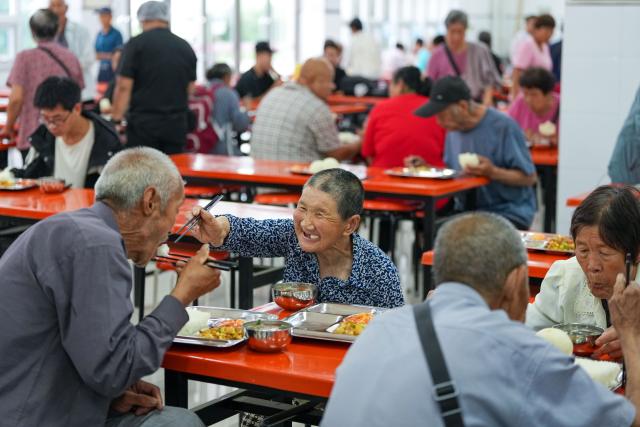 (260711) -- BEIJING, July 11, 2026 (Xinhua) -- People have lunch at a temporary shelter in Miyun District in Beijing, capital of China, July 11, 2026.
  Beijing is still under a Level II flood control emergency response as continuous heavy rainfall lashes the city, with eight of its districts activating the highest level flood response. As of Saturday morning, the city had evacuated 104,042 residents, shut down 181 tourist attractions and 4,311 rural homestays, with 27,418 rescue workers on standby to handle disasters such as mountain floods and landslides. (Xinhua/Ju Huanzong)