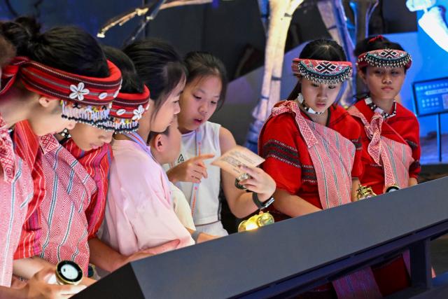 (260711) -- CHONGQING, July 11, 2026 (Xinhua) -- Kids from both sides of the Taiwan Strait participate in an event at the Chongqing Natural History Museum in southwest China's Chongqing Municipality, July 10, 2026. From July 9 to 12, young people from China's Taiwan and Chongqing participate in a series of cultural events in Chongqing. 
   A total of 40 kids attending these activities visited Chongqing Natural History Museum on Friday evening. They visited the dinosaur exhibition, learned about paleontology knowledge, played interactive games, built tents together and shared fun stories of their hometowns. The event helped the young people from both sides of the Taiwan Strait know each other better and build closer friendship. (Xinhua/Chen Shuo)