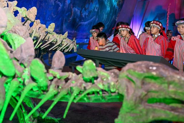 (260711) -- CHONGQING, July 11, 2026 (Xinhua) -- Kids from both sides of the Taiwan Strait participate in an event at the Chongqing Natural History Museum in southwest China's Chongqing Municipality, July 10, 2026. From July 9 to 12, young people from China's Taiwan and Chongqing participate in a series of cultural events in Chongqing. 
   A total of 40 kids attending these activities visited Chongqing Natural History Museum on Friday evening. They visited the dinosaur exhibition, learned about paleontology knowledge, played interactive games, built tents together and shared fun stories of their hometowns. The event helped the young people from both sides of the Taiwan Strait know each other better and build closer friendship. (Xinhua/Chen Shuo)