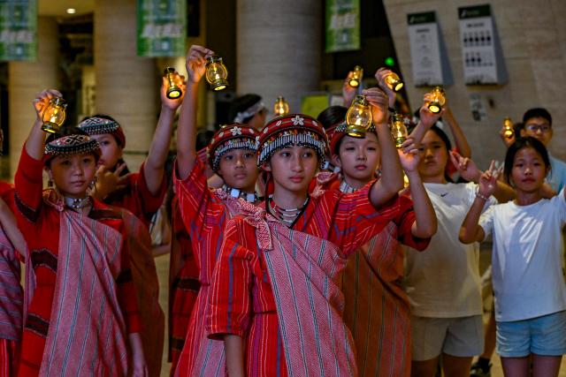 (260711) -- CHONGQING, July 11, 2026 (Xinhua) -- Kids from both sides of the Taiwan Strait participate in an event at the Chongqing Natural History Museum in southwest China's Chongqing Municipality, July 10, 2026. From July 9 to 12, young people from China's Taiwan and Chongqing participate in a series of cultural events in Chongqing. 
   A total of 40 kids attending these activities visited Chongqing Natural History Museum on Friday evening. They visited the dinosaur exhibition, learned about paleontology knowledge, played interactive games, built tents together and shared fun stories of their hometowns. The event helped the young people from both sides of the Taiwan Strait know each other better and build closer friendship. (Xinhua/Chen Shuo)