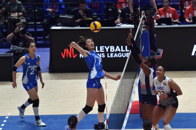(260711) -- HONG KONG, July 11, 2026 (Xinhua) -- Wang Yuanyuan (2nd L) of China spikes the ball during the match between China and the Dominican Republic at the Women's Volleyball Nations League (VNL) 2026 in Hong Kong, south China, July 11, 2026. (Xinhua/Lo Ping Fai)