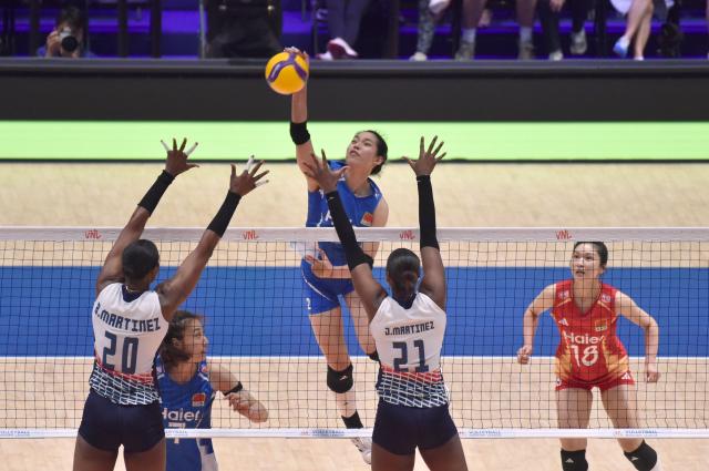 (260711) -- HONG KONG, July 11, 2026 (Xinhua) -- Zhuang Yushan (top) of China spikes the ball during the match between China and the Dominican Republic at the Women's Volleyball Nations League (VNL) 2026 in Hong Kong, south China, July 11, 2026. (Xinhua/Lo Ping Fai)