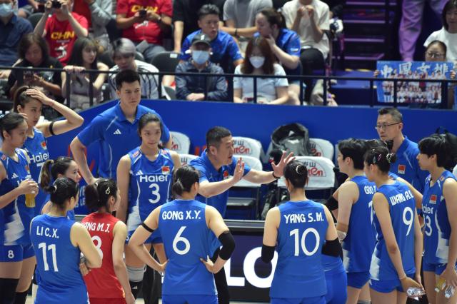 (260711) -- HONG KONG, July 11, 2026 (Xinhua) -- Zhao Yong (rear, C), head coach of China, gives instructions during the match between China and the Dominican Republic at the Women's Volleyball Nations League (VNL) 2026 in Hong Kong, south China, July 11, 2026. (Xinhua/Lo Ping Fai)
