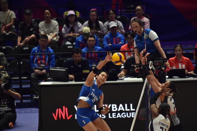 (260711) -- HONG KONG, July 11, 2026 (Xinhua) -- Zhuang Yushan (L) of China spikes the ball during the match between China and the Dominican Republic at the Women's Volleyball Nations League (VNL) 2026 in Hong Kong, south China, July 11, 2026. (Xinhua/Lo Ping Fai)