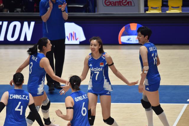 (260711) -- HONG KONG, July 11, 2026 (Xinhua) -- Players of China celebrate after scoring during the match between China and the Dominican Republic at the Women's Volleyball Nations League (VNL) 2026 in Hong Kong, south China, July 11, 2026. (Xinhua/Lo Ping Fai)