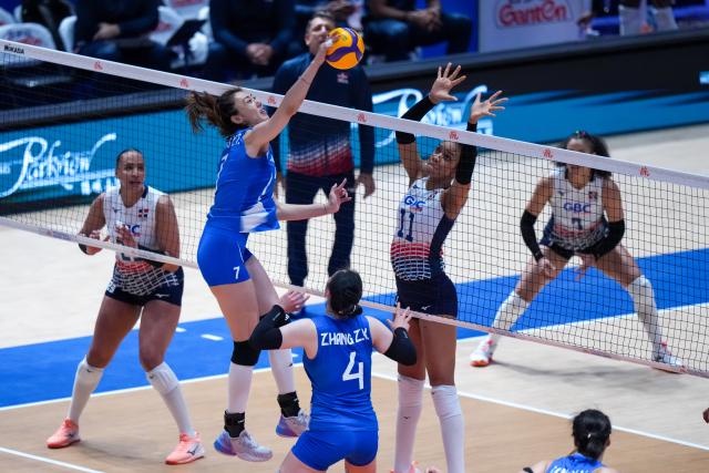 (260711) -- HONG KONG, July 11, 2026 (Xinhua) -- Wang Yuanyuan (2nd L) of China spikes the ball during the match between China and the Dominican Republic at the Women's Volleyball Nations League (VNL) 2026 in Hong Kong, south China, July 11, 2026. (Xinhua/Zhu Wei)