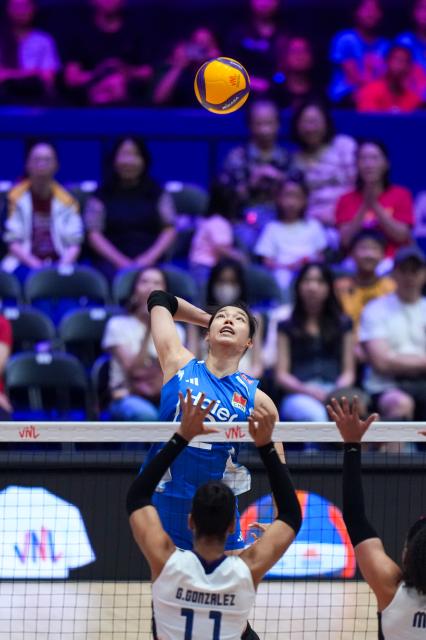 (260711) -- HONG KONG, July 11, 2026 (Xinhua) -- Zhuang Yushan (top) of China spikes the ball during the match between China and the Dominican Republic at the Women's Volleyball Nations League (VNL) 2026 in Hong Kong, south China, July 11, 2026. (Xinhua/Zhu Wei)