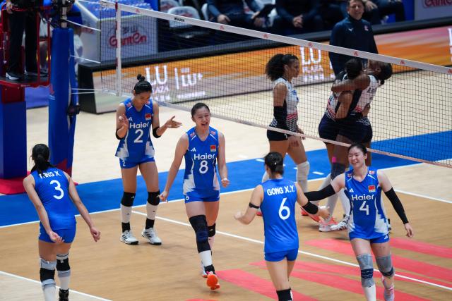 (260711) -- HONG KONG, July 11, 2026 (Xinhua) -- Players of China celebrate after scoring during the match between China and the Dominican Republic at the Women's Volleyball Nations League (VNL) 2026 in Hong Kong, south China, July 11, 2026. (Xinhua/Zhu Wei)