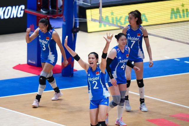 (260711) -- HONG KONG, July 11, 2026 (Xinhua) -- Players of China celebrate after scoring during the match between China and the Dominican Republic at the Women's Volleyball Nations League (VNL) 2026 in Hong Kong, south China, July 11, 2026. (Xinhua/Zhu Wei)