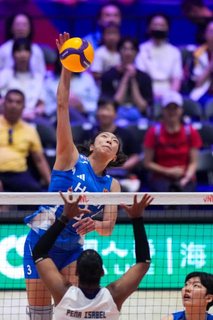 (260711) -- HONG KONG, July 11, 2026 (Xinhua) -- Tang Xin (top) of China spikes the ball during the match between China and the Dominican Republic at the Women's Volleyball Nations League (VNL) 2026 in Hong Kong, south China, July 11, 2026. (Xinhua/Zhu Wei)