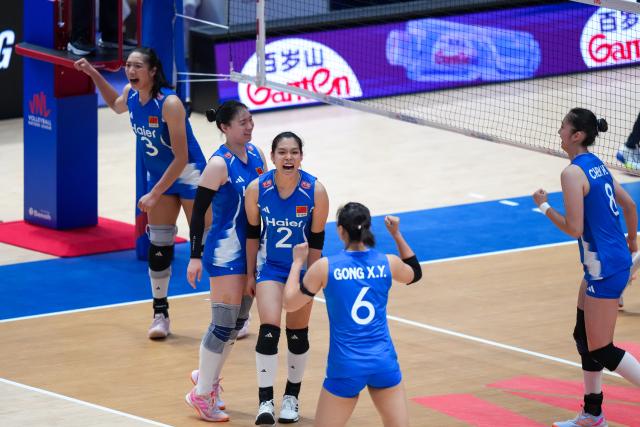 (260711) -- HONG KONG, July 11, 2026 (Xinhua) -- Players of China celebrate after scoring during the match between China and the Dominican Republic at the Women's Volleyball Nations League (VNL) 2026 in Hong Kong, south China, July 11, 2026. (Xinhua/Zhu Wei)