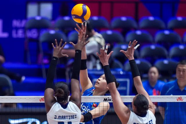 (260711) -- HONG KONG, July 11, 2026 (Xinhua) -- Zhuang Yushan (C) of China tips the ball during the match between China and the Dominican Republic at the Women's Volleyball Nations League (VNL) 2026 in Hong Kong, south China, July 11, 2026. (Xinhua/Zhu Wei)