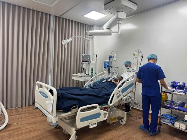 (260711) -- HANOI, July 11, 2026 (Xinhua) -- A survivor receives medical treatments at a hospital in Phu Quoc Island, Vietnam, on July 11, 2026. A total of 15 Indian tourists died in a boat tragedy in Vietnam on Saturday, confirmed a senior official in New Delhi.
  There were 36 people on board the ill-fated speedboat, which capsized off Vietnam's Phu Quoc Island earlier in the day. (VNA via Xinhua)