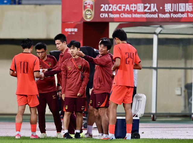 (260711) -- YINCHUAN, July 11, 2026 (Xinhua) -- Ukishima Bin (2nd R), head coach of China, instructs players during the CFA Team China International Youth Football Tournament Yinchuan 2026 between Chinese U17 national team and Nigerian U17 national team in Yinchuan, northwest China's Ningxia Hui Autonomous Region, July 11, 2026. (Xinhua/Yang Zhisen)