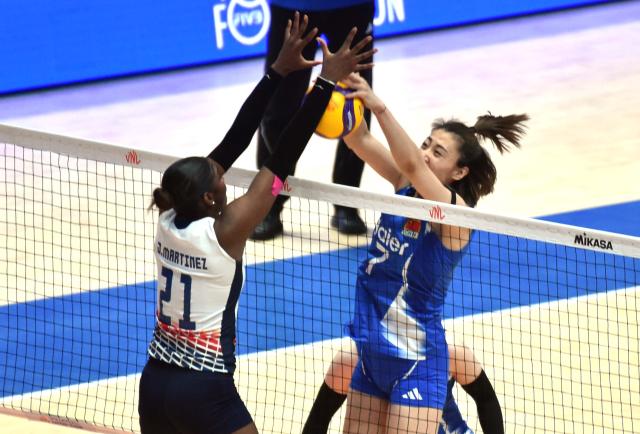 (260711) -- HONG KONG, July 11, 2026 (Xinhua) -- Wang Yuanyuan (R) of China spikes the ball during the match between China and the Dominican Republic at the Women's Volleyball Nations League (VNL) 2026 in Hong Kong, south China, July 11, 2026. (Xinhua/Lo Ping Fai)