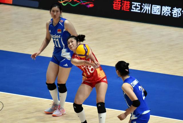 (260711) -- HONG KONG, July 11, 2026 (Xinhua) -- Wang Mengjie (C) of China competes during the match between China and the Dominican Republic at the Women's Volleyball Nations League (VNL) 2026 in Hong Kong, south China, July 11, 2026. (Xinhua/Lo Ping Fai)