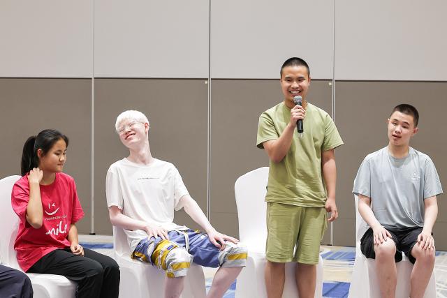 (260713) -- BEIJING, July 13, 2026 (Xinhua) -- A boy speaks during a summer camp event in Beijing, capital of China, July 12, 2026.
  UNICEF China on Sunday invited world diving gold medalist Chen Yuxi to a summer camp event here attended by children with visual impairments, in an effort to help children with disabilities discover their potential and raise public awareness of protecting their rights. (Xinhua/Zhang Yuwei)