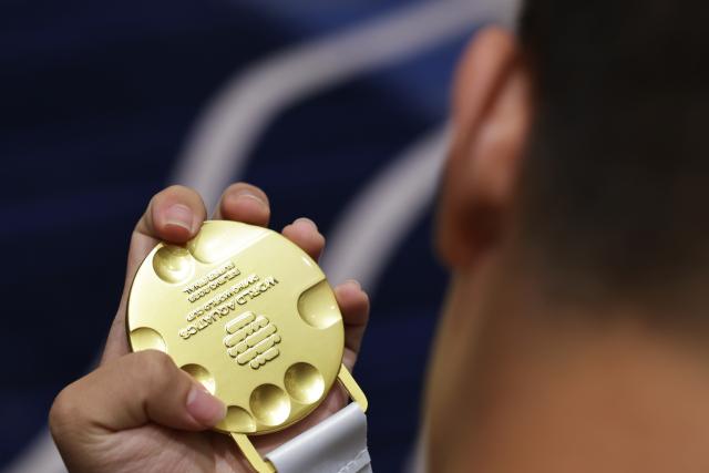 (260713) -- BEIJING, July 13, 2026 (Xinhua) -- A boy touches a gold medal of the 2025 World Aquatics Diving World Cup Super Final during a summer camp event in Beijing, capital of China, July 12, 2026.
  UNICEF China on Sunday invited world diving gold medalist Chen Yuxi to a summer camp event here attended by children with visual impairments, in an effort to help children with disabilities discover their potential and raise public awareness of protecting their rights. (Xinhua/Zhang Yuwei)