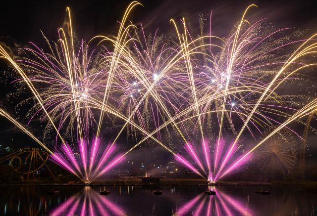(260713) -- MONTREAL, July 13, 2026 (Xinhua) -- Fireworks presented by Team Italy light up the sky in Montreal, Canada, on July 12, 2026.
  The 40th edition of L'International des Feux Loto-Québec, widely known as the Montreal International Fireworks Competition, is held here from July 2 to August 6, featuring pyrotechnic teams from Hungary, Italy, China, Canada, the United States and Australia. (Photo by Zou Zheng/Xinhua)