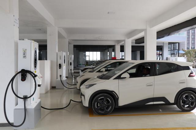 (260713) -- ADDIS ABABA, July 13, 2026 (Xinhua) -- Electric vehicles (EVs) are charged at an EV charging station in Addis Ababa, the capital of Ethiopia, March 16, 2026.
  TO GO WITH XINHUA HEADLINES ON JULY 13, 2026. (Xinhua/Liu Fangqiang)