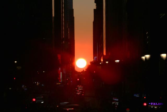 (260713) -- NEW YORK, July 13, 2026 (Xinhua) -- This photo taken on July 12, 2026 shows the Manhattanhenge in Manhattan of New York, the United States. The Manhattanhenge refers to the twice-a-year circumstance during which the setting sun aligns precisely with the east-west streets of Manhattan. (Xinhua/Zhang Fengguo)