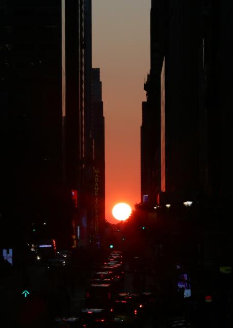 (260713) -- NEW YORK, July 13, 2026 (Xinhua) -- This photo taken on July 12, 2026 shows the Manhattanhenge in Manhattan of New York, the United States. The Manhattanhenge refers to the twice-a-year circumstance during which the setting sun aligns precisely with the east-west streets of Manhattan. (Xinhua/Zhang Fengguo)