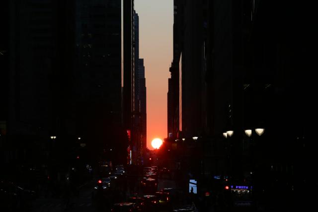 (260713) -- NEW YORK, July 13, 2026 (Xinhua) -- This photo taken on July 12, 2026 shows the Manhattanhenge in Manhattan of New York, the United States. The Manhattanhenge refers to the twice-a-year circumstance during which the setting sun aligns precisely with the east-west streets of Manhattan. (Xinhua/Zhang Fengguo)