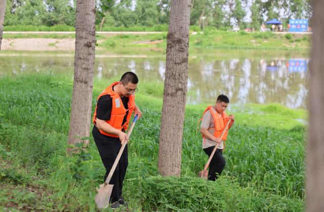 (260713) -- BEIJING, July 13, 2026 (Xinhua) -- Staff members patrol the Jiyun River at Zuojiapu Village of Jizhou District in Tianjin, north China, July 12, 2026.
  As extreme weather has battered multiple regions across China in recent days, local authorities have implemented disaster prevention and relief measures to safeguard people's lives and property. (Xinhua/Li Ran)