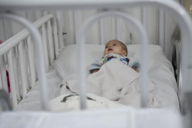 (260713) -- KABUL, July 13, 2026 (Xinhua) -- A malnourished child is pictured at the Indira Gandhi Institute of Child Health in Kabul, Afghanistan, July 13, 2026. The UN Children's Fund (UNICEF) has raised the alarm that 3.7 million children under the age of 5 in Afghanistan are at heightened risk of malnutrition, according to a new report issued on Sunday. (Photo by Saifurahman Safi/Xinhua)