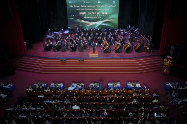 (260713) -- DA NANG, July 13, 2026 (Xinhua) -- This photo taken on July 10, 2026 shows a scene of a China-Vietnam concert in Da Nang, Vietnam. TO GO WITH "Asia-Pacific Community: China-Vietnam concert echoes enduring cultural ties, people-to-people exchanges" (China Cultural Center in Hanoi/Handout via Xinhua)