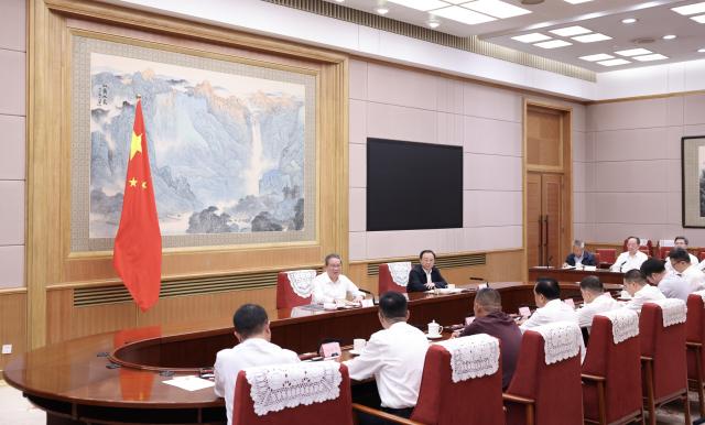 (260713) -- BEIJING, July 13, 2026 (Xinhua) -- Chinese Premier Li Qiang, also a member of the Standing Committee of the Political Bureau of the Communist Party of China Central Committee, convenes a symposium featuring experts and entrepreneurs to seek their opinions on the current economic situation and economic work in the next stage, in Beijing, capital of China, July 13, 2026. (Xinhua/Huang Jingwen)